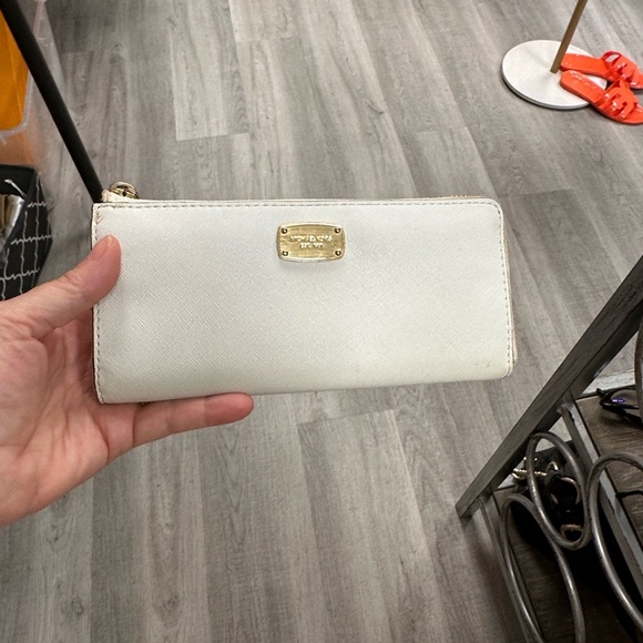 Michael Kors White Saffiano Leather Zip Wallet - Picture 2 of 10